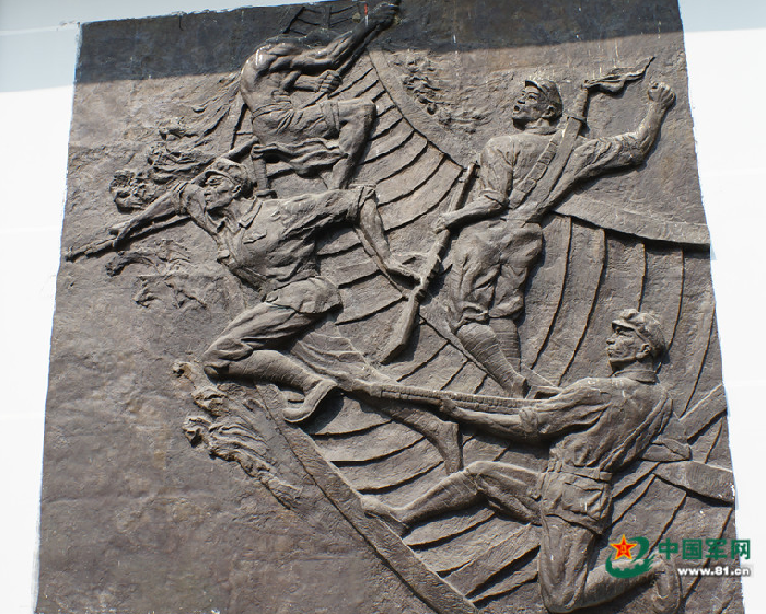 生动逼真的红军强渡大渡河浮雕.