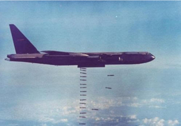 b52轰炸机投放航空炸弹.