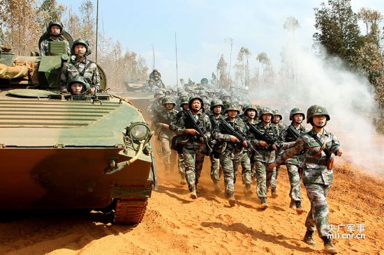 解放军90后女子作战部队 能驾战车能冲锋