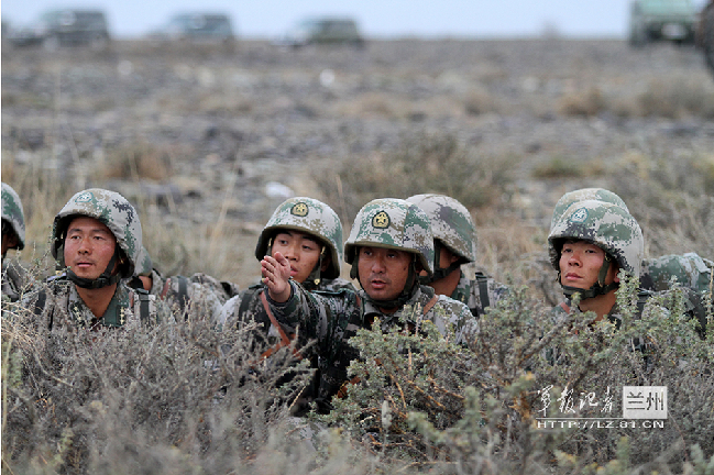 驻新疆步兵火力强配重机枪大口径火箭筒