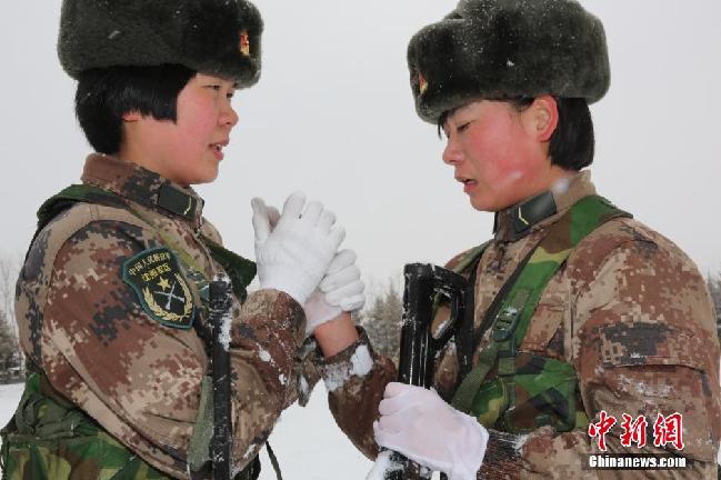 北疆黑河边防女兵爬冰卧雪