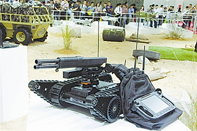 正文火力强悍 铁甲精英 这款由中国兵器装备集团公司研制的作战机器人