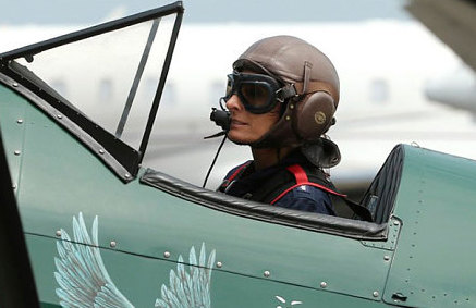 53岁英国女飞行员驾驶"敞篷"古董机升空