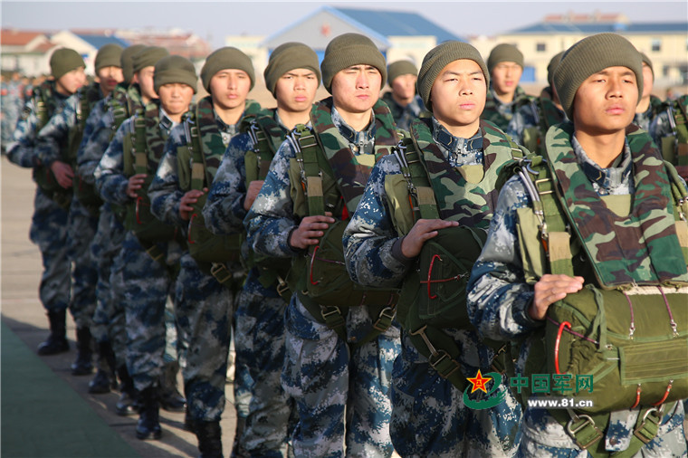 空降兵某团寒冬砺新兵 - 中国军网