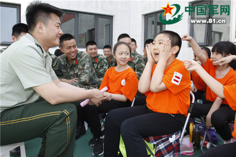 "六一"儿童节,一群小朋友来到了警营