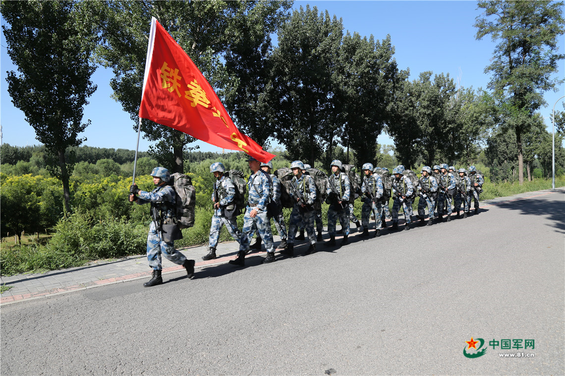 走进"543"部队警卫排,体验极限拉练