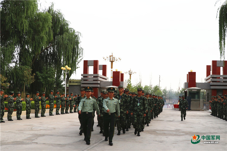 连日来,武警兵团指挥部第二支队营区内彩旗招展,锣鼓喧天,鞭炮齐鸣