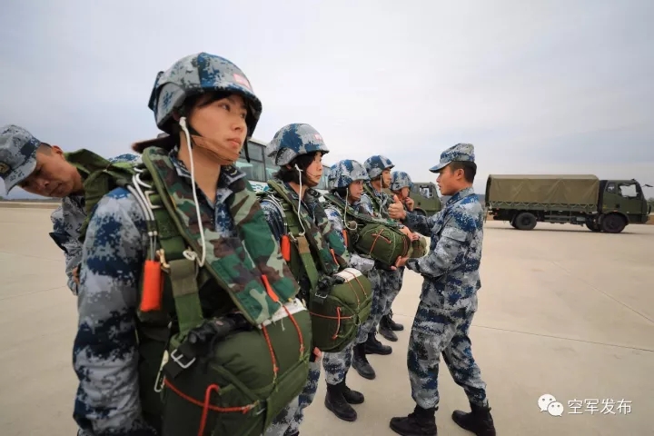 空降女兵:你们凌空一跃的身影太美了