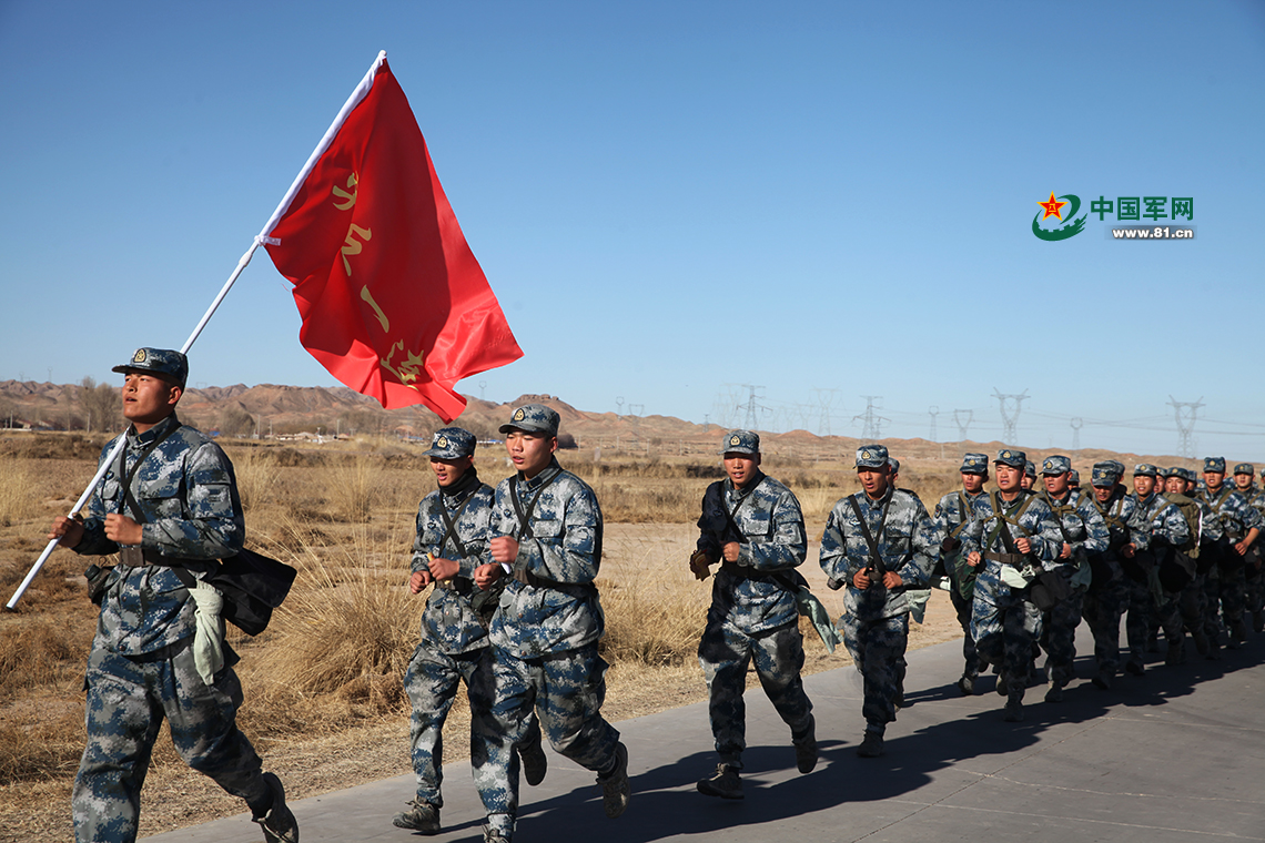 3公里武装急行军. 丁冬摄