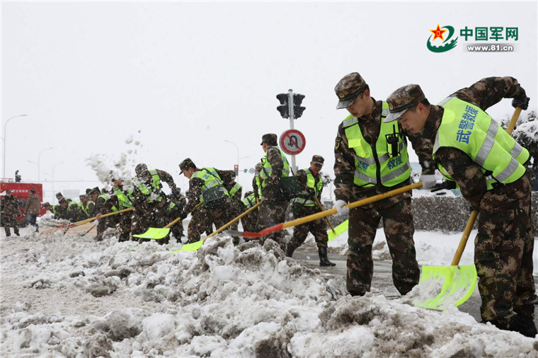 奋战在扫雪除冰第一线,800多名武警官兵在行动!