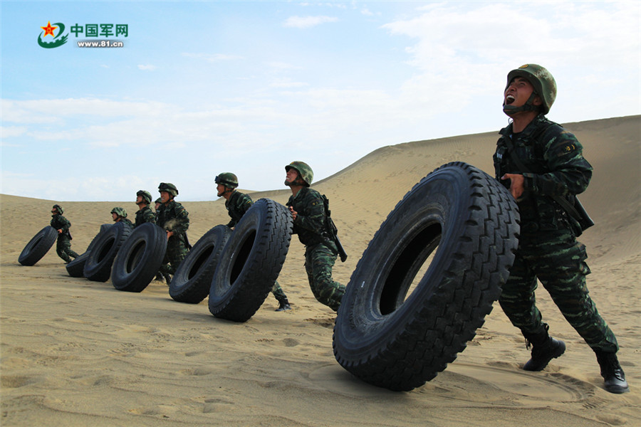 在"沙海老兵"精神的传承之地,特战队员"秀肌肉"
