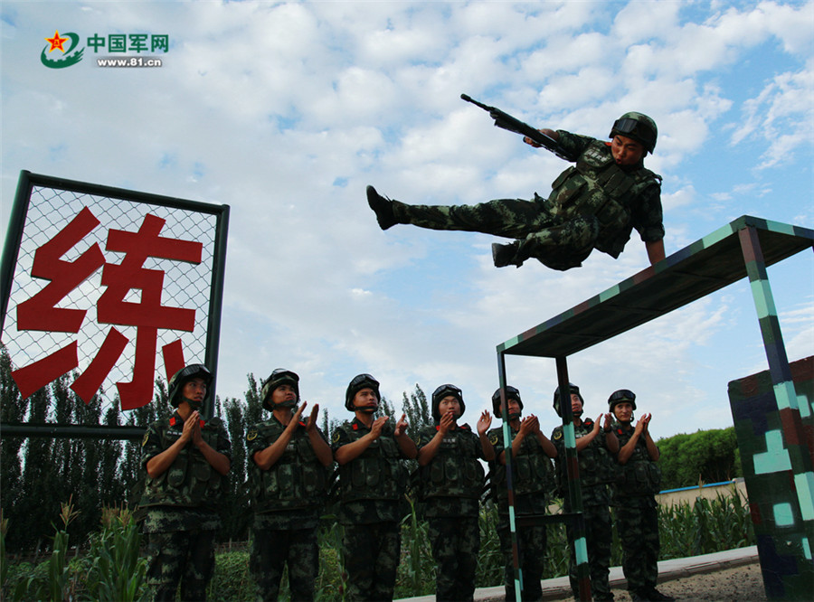在"沙海老兵"精神的传承之地,特战队员"秀肌肉"