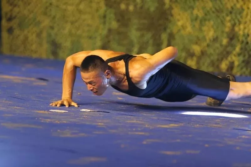 "顺风旗"动作征服观众 这组选手通过连续单手 俯卧撑来吸引观众 这组