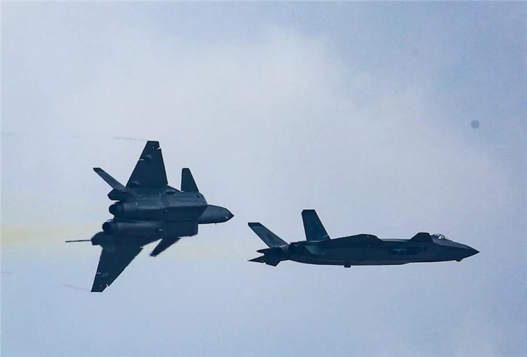 歼-20双机编队飞行.中国军网记者 冯开华 摄