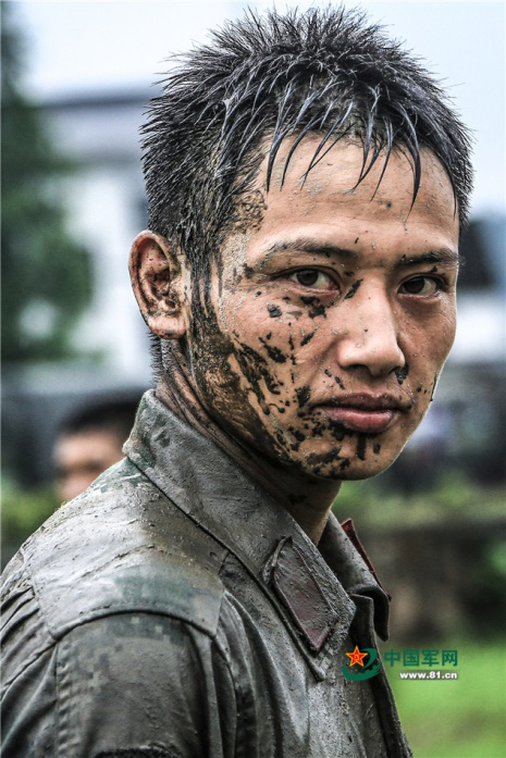 军人面孔背后的坚毅 是使命,是责任 是一般人不具备的力量 迷彩色