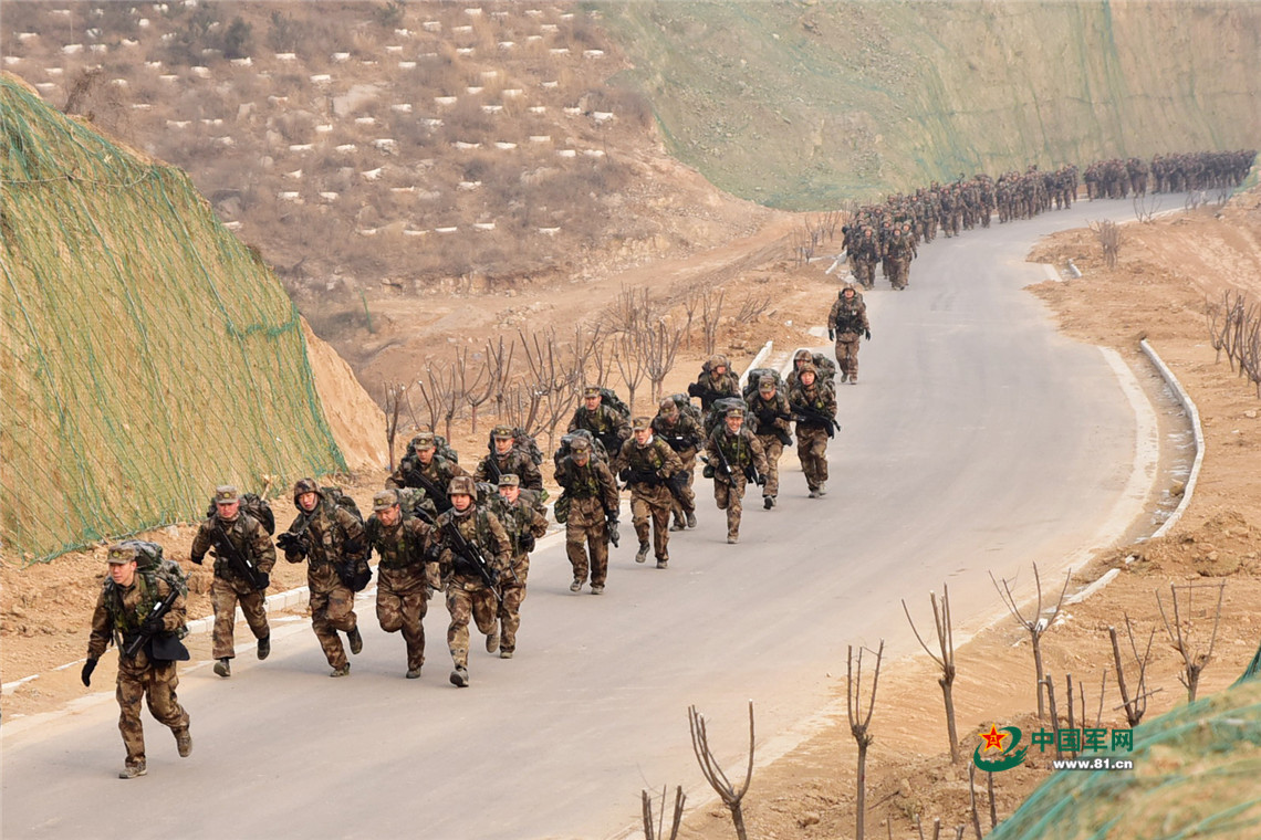 官兵踏雪拉练 沿途竟然圈粉无数