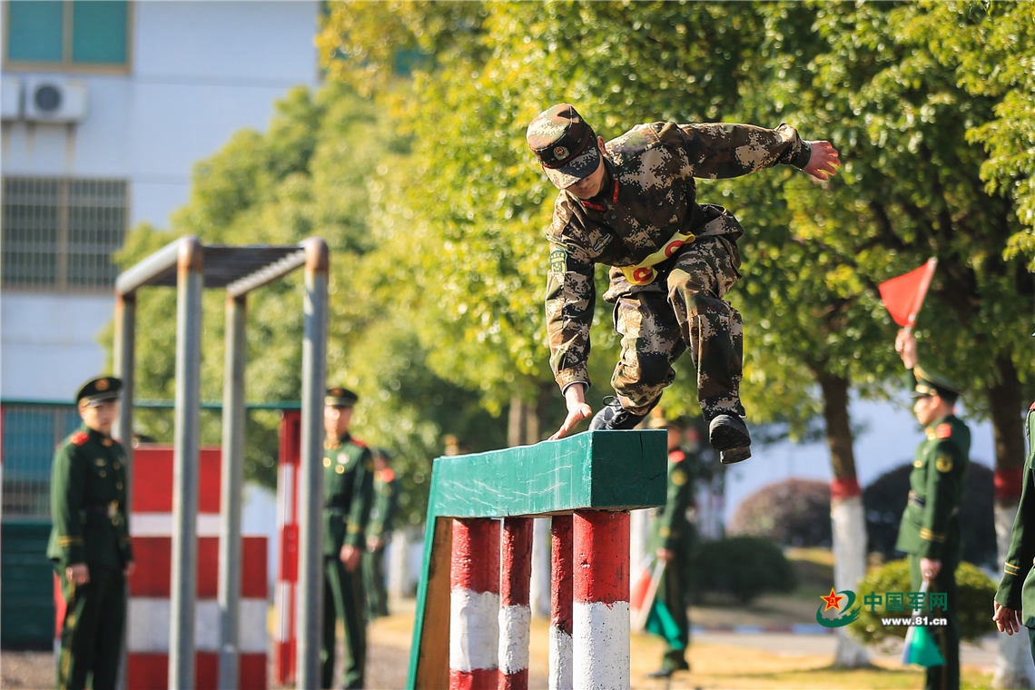 四百米障碍考核,参考官兵通过独木桥.殷福军 摄