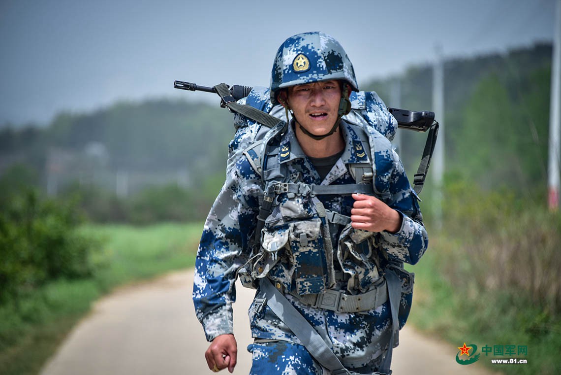 空降兵群众性大比武首日 "神兵"天降火力全开