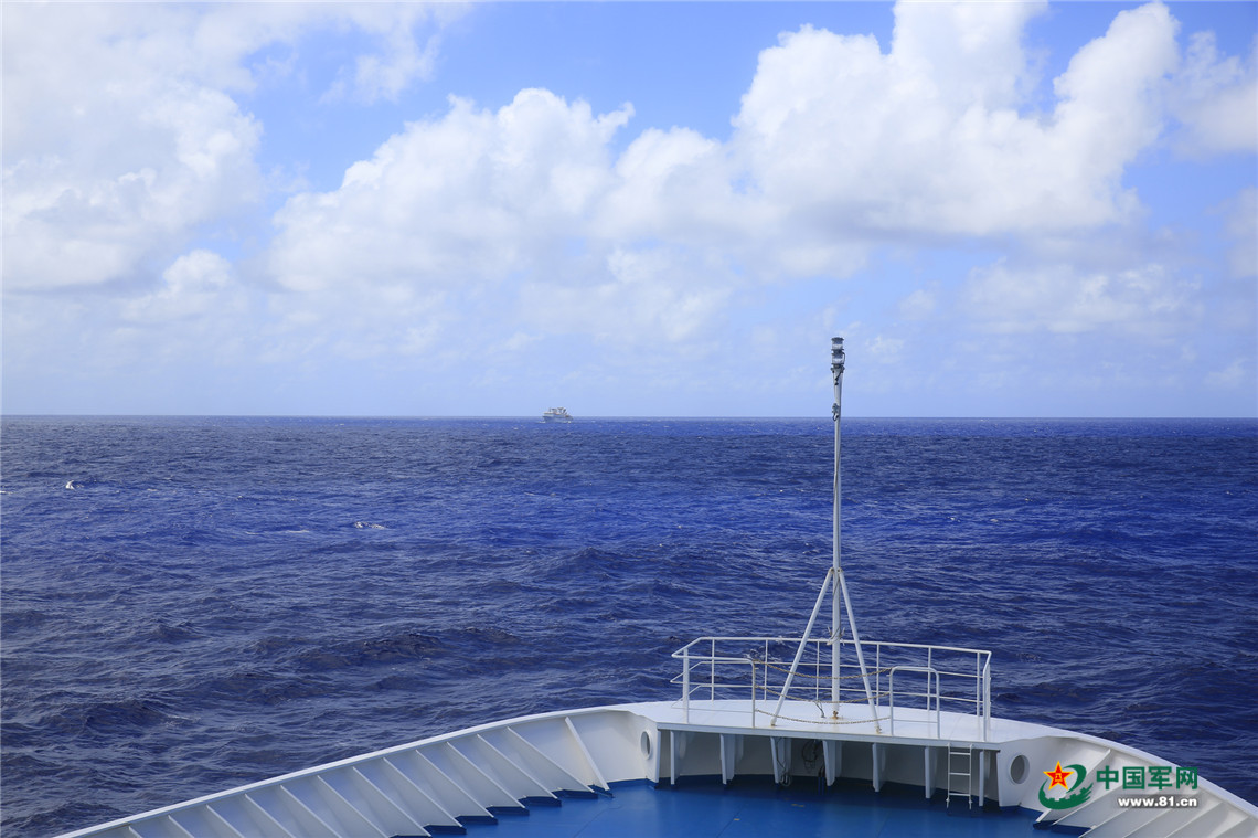 海平面上出现了远望3号船身影.王煦之 摄
