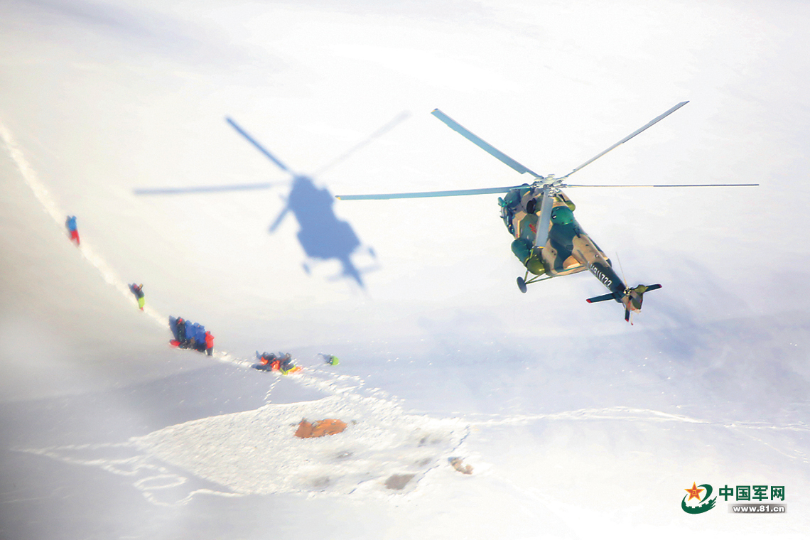 天山深处大救援 直升机超低高度悬停