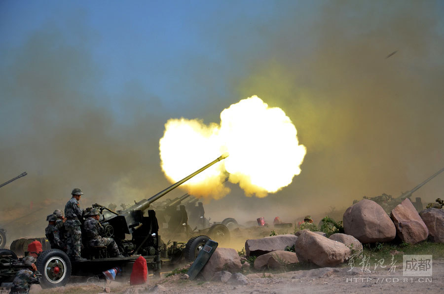 我军高炮群高原集火力射击场面震撼