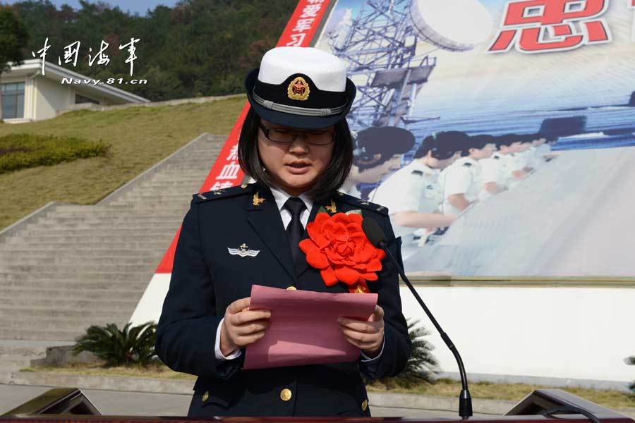 东海舰队漂亮女兵退伍含泪微笑