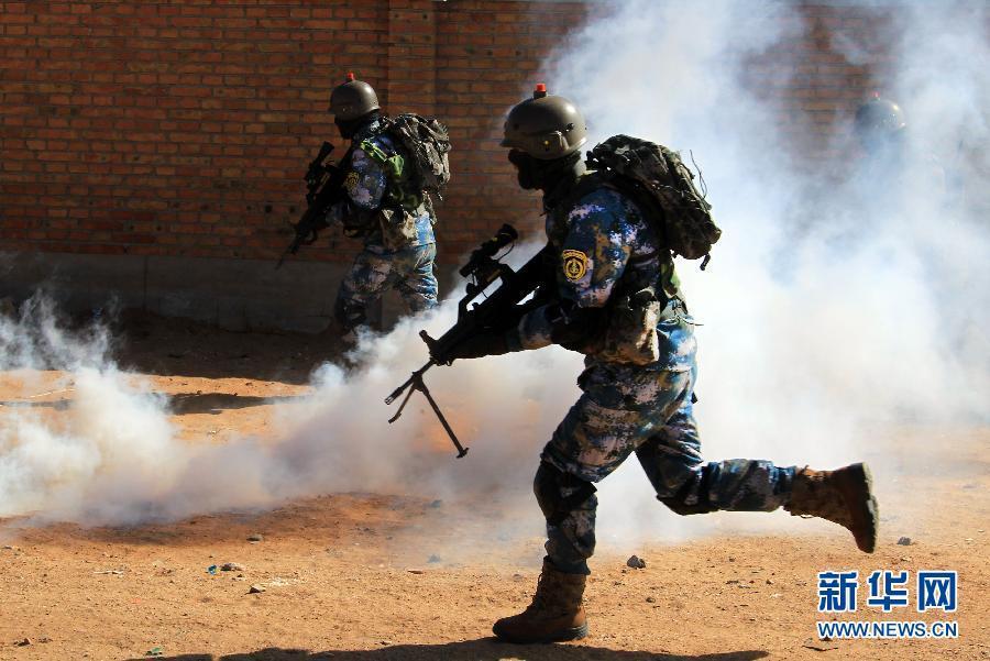 3月13日,海军陆战队员与"蓝方"展开城市攻防对抗.