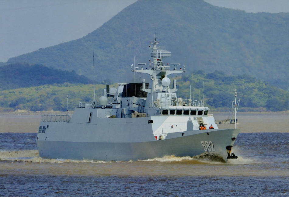 582蚌埠舰海上全速前进