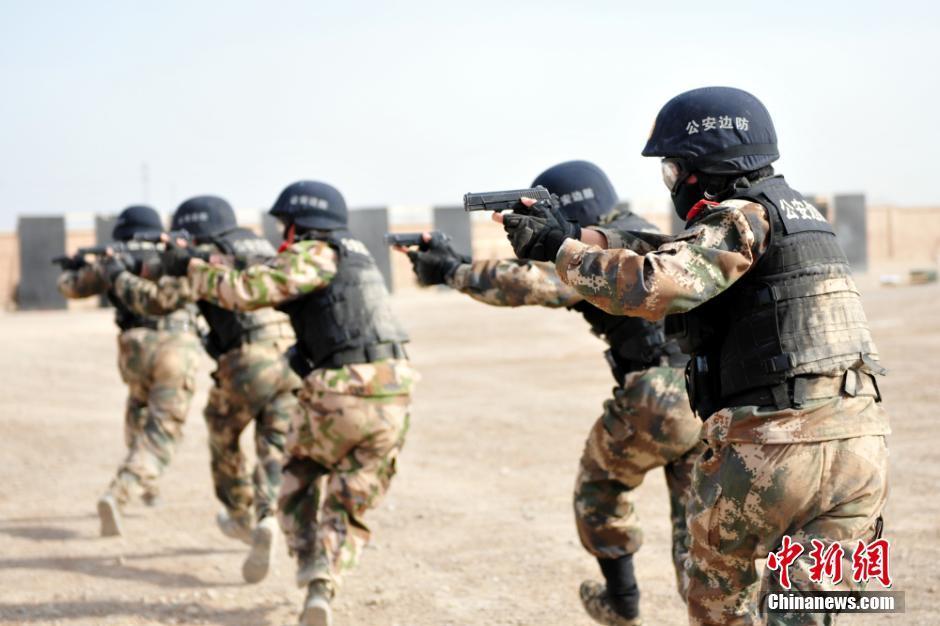 图为武警新疆边防总队女子特战队员快速出枪射击.范昕羽 摄