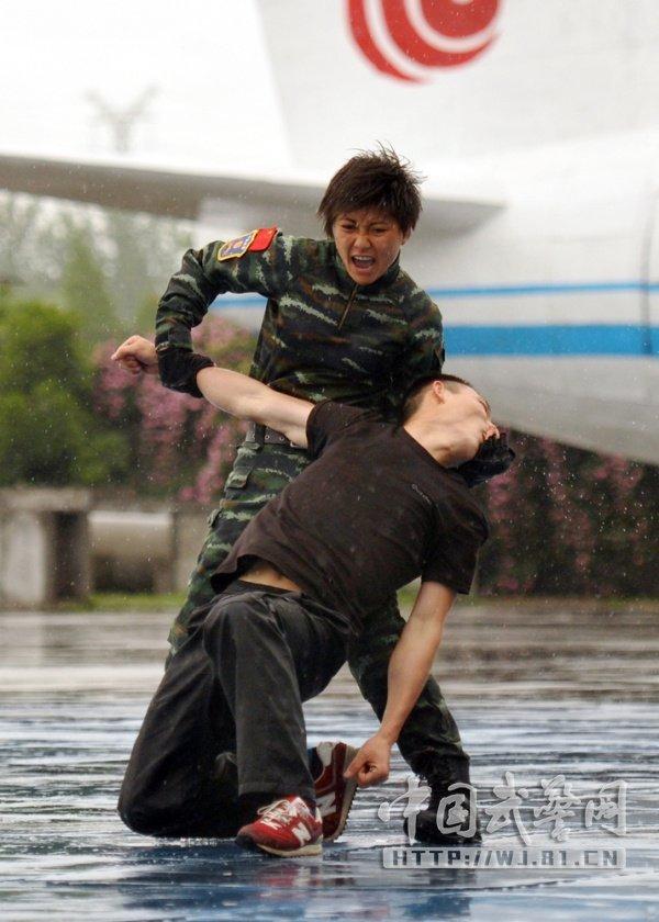武警霸王花与男兵对练一个打俩