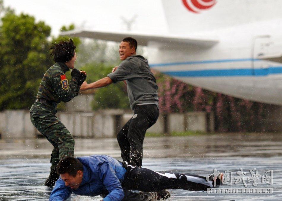 武警"霸王花"与男兵对练一个打俩 - 中国军网