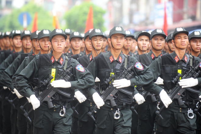 越南特警方队装备德制mp5冲锋枪