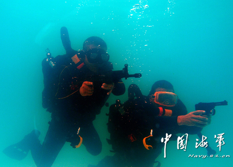 两栖蛙人水下突击格斗照