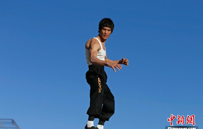 小伙酷似李小龙 功夫也了得