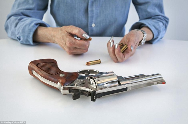 美国女性随身配枪多为防身所用