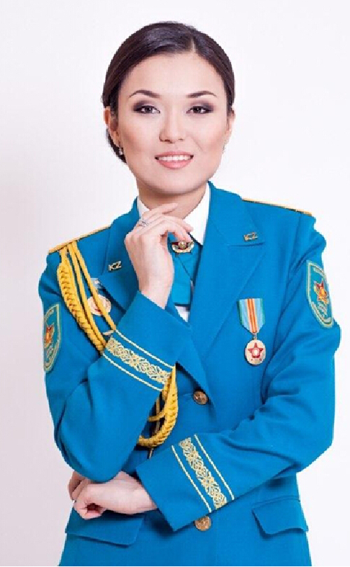 哈萨克女兵选美吸引男性入伍