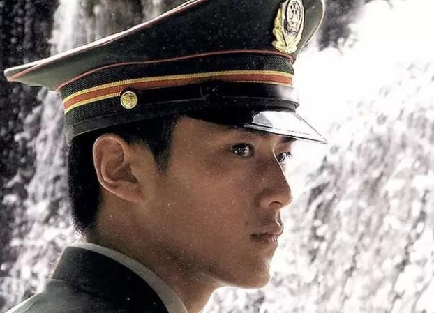 侧颜爆表这是军人真正的帅