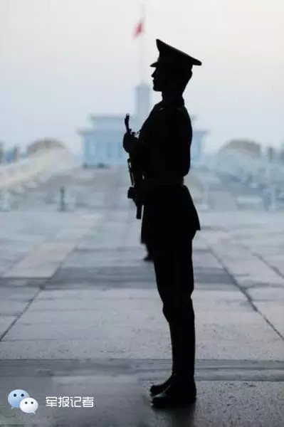 "侧颜"爆表,这是军人真正的帅