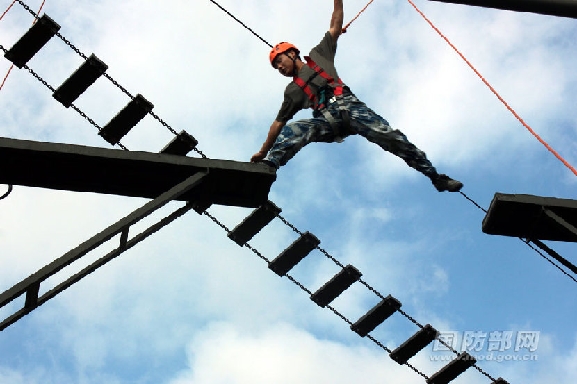 空降兵学院开展高空心理行为训练