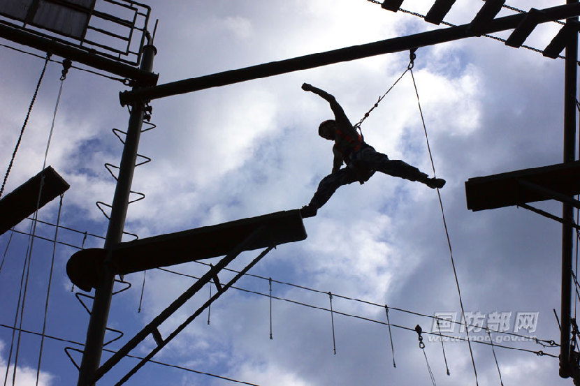 空降兵学院开展高空心理行为训练