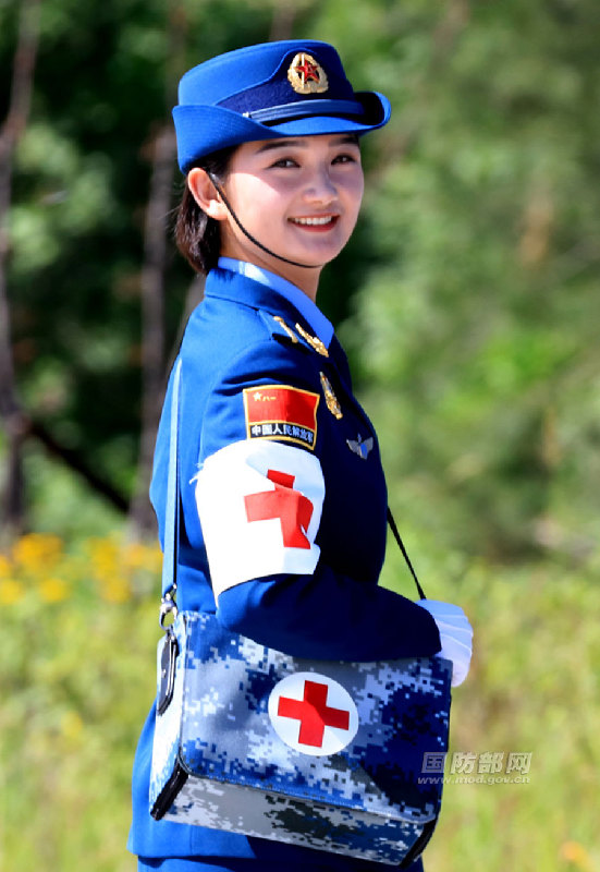 王正坤镜头里的飒爽女兵,有英姿更有颜值! - 中国军网