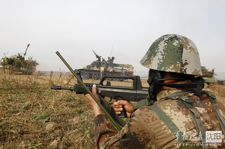 沈阳军区某装甲旅实兵演习铁流滚滚纵横驰奔