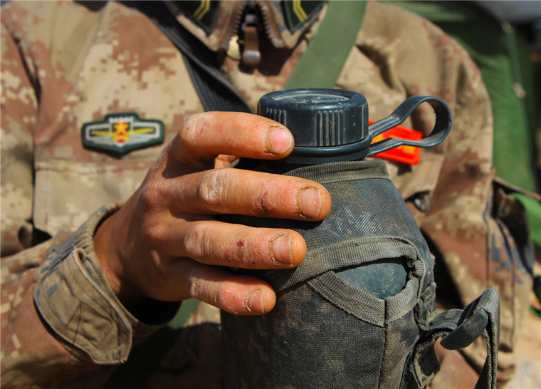 你问我什么是战士的生活这双手给出答案