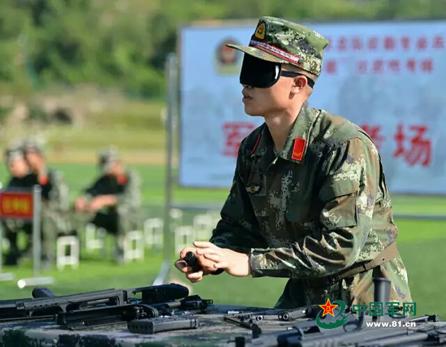 军营有双白手套,兵哥兵妹总是"望而生畏"