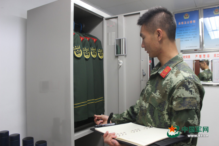 军营有双白手套兵哥兵妹总是望而生畏