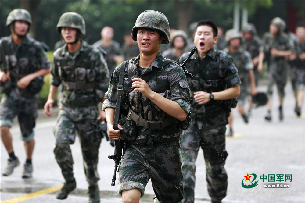 武装五公里跑到飙汗不怕战友为你降温