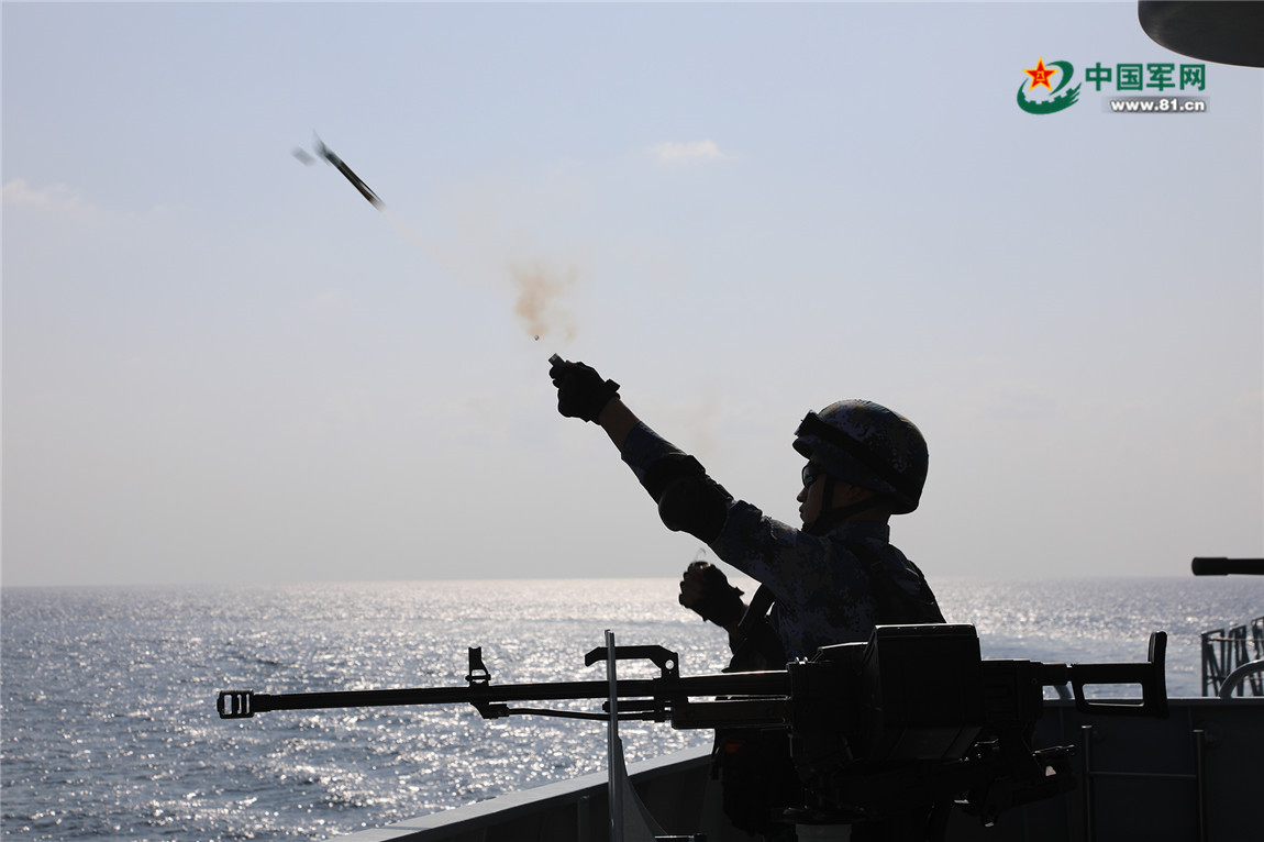 特战队员发射信号弹