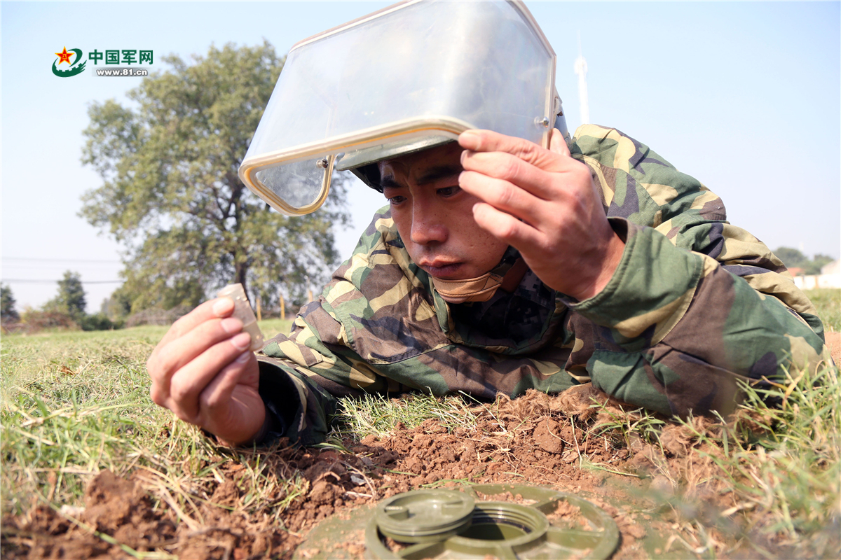工兵埋排雷课目竞赛.陈立春 摄
