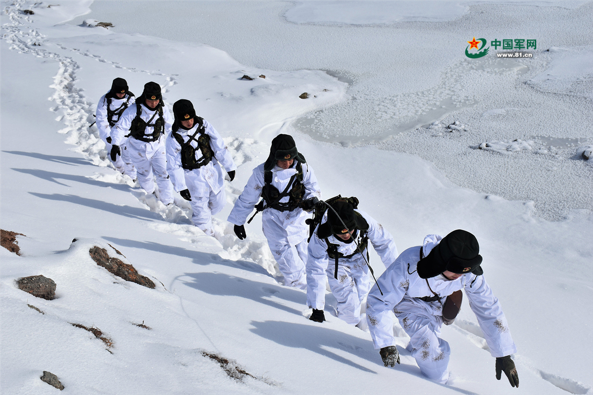 冰上"滑行",参加冬奥会?这是边防官兵巡逻的日常