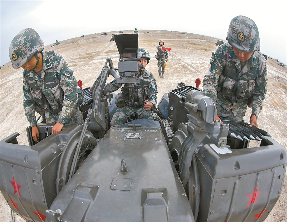 新疆军区某高炮团跨昼夜实弹射击演练掠影